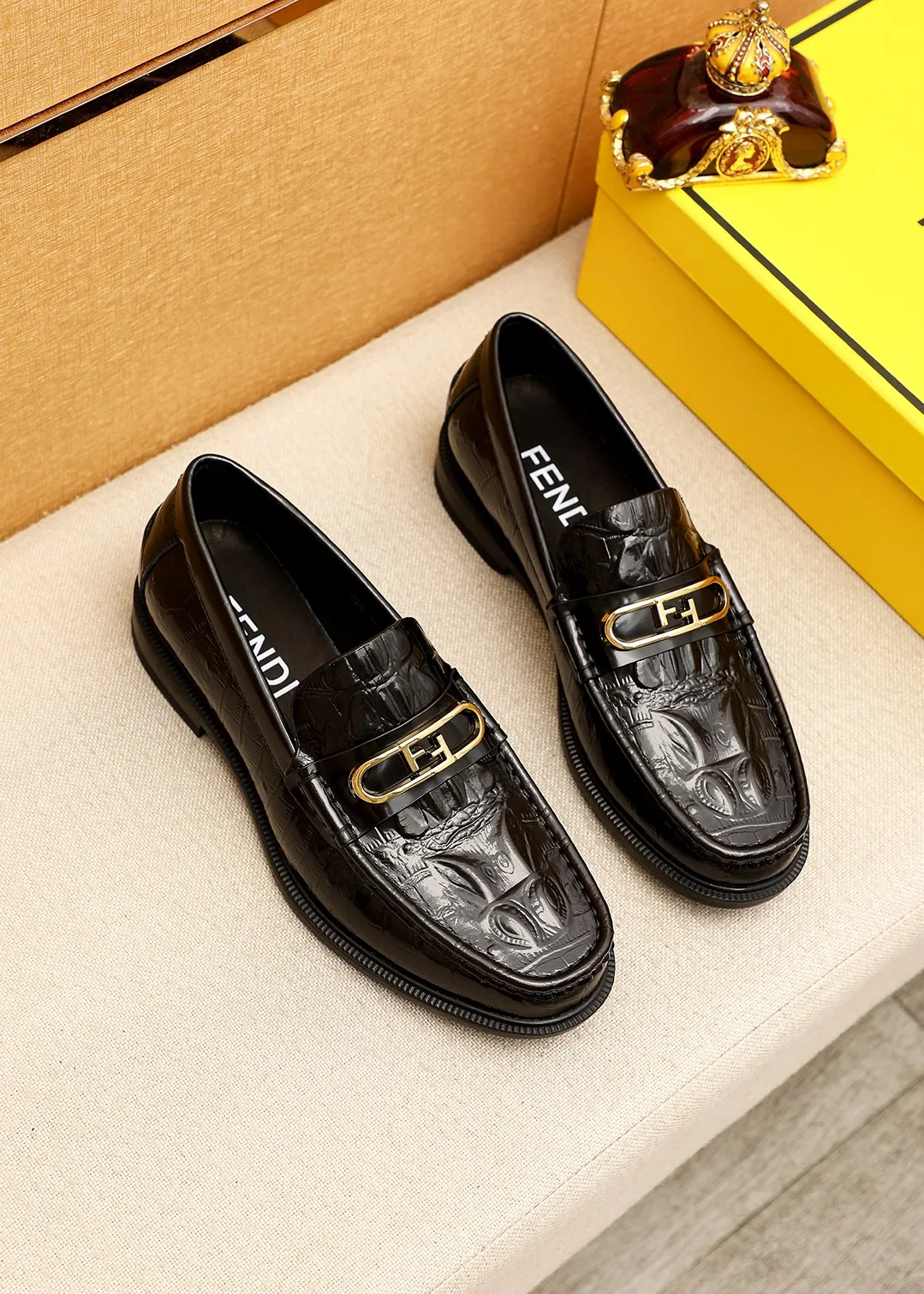Men's shoes 💰460 💐 Product trademark: FENDI [Fendi] casual leather shoes Regular size: 38-44 (45.46🉑️customized) Product materials: Selected imported first-layer open-edge beaded cowhide embossed upper + luxury hardware buckle, imported cow 🐂 lining. Strong three-dimensional visual effect, original outsole color: 1⃣️color optional